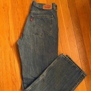 Like New Levi’s Low Pro Straight Jeans